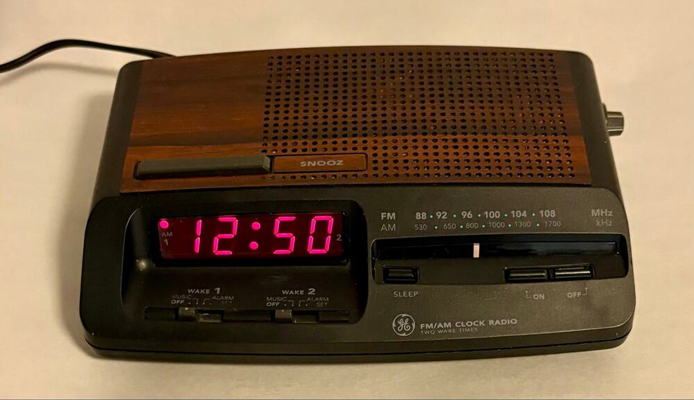Vintage GE Digital Alarm Clock Radio AM/FM Model 7-4621A Woodgrain Works Great